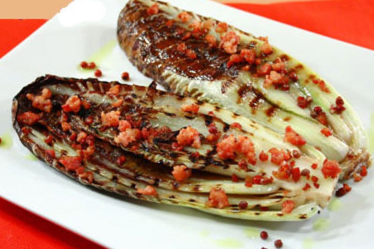 Radicchio grelhado com bacon e pimenta rosa