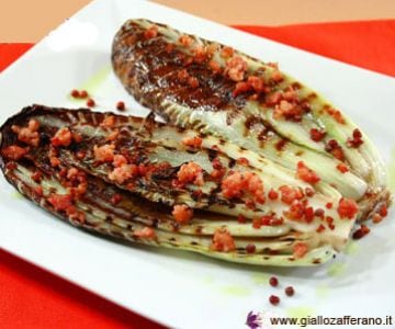Radicchio grelhado com bacon e pimenta rosa