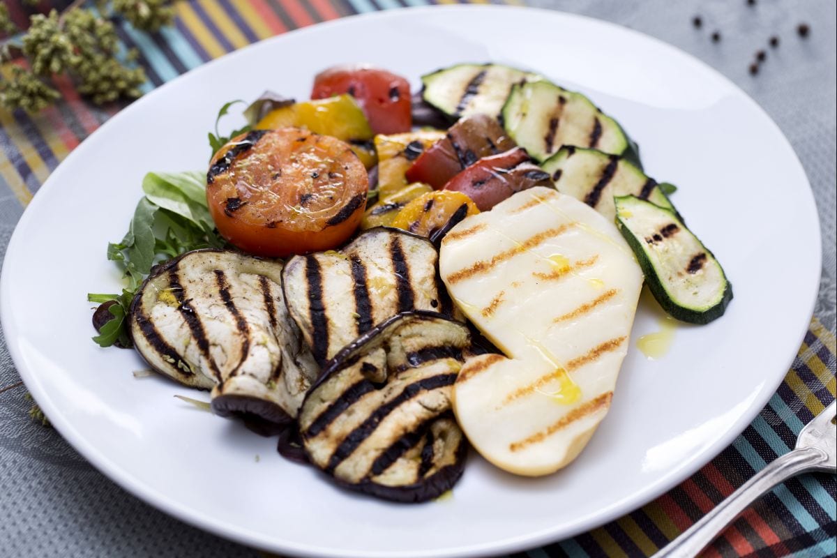 Salada com scamorza e legumes grelhados