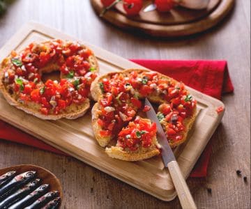 Friselle com tomate e anchovas