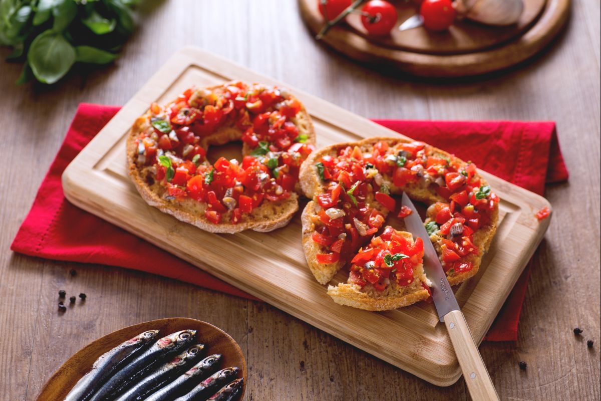 Friselle com tomate e anchovas