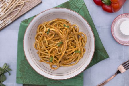 Bigoli em molho de pimentões vermelhos