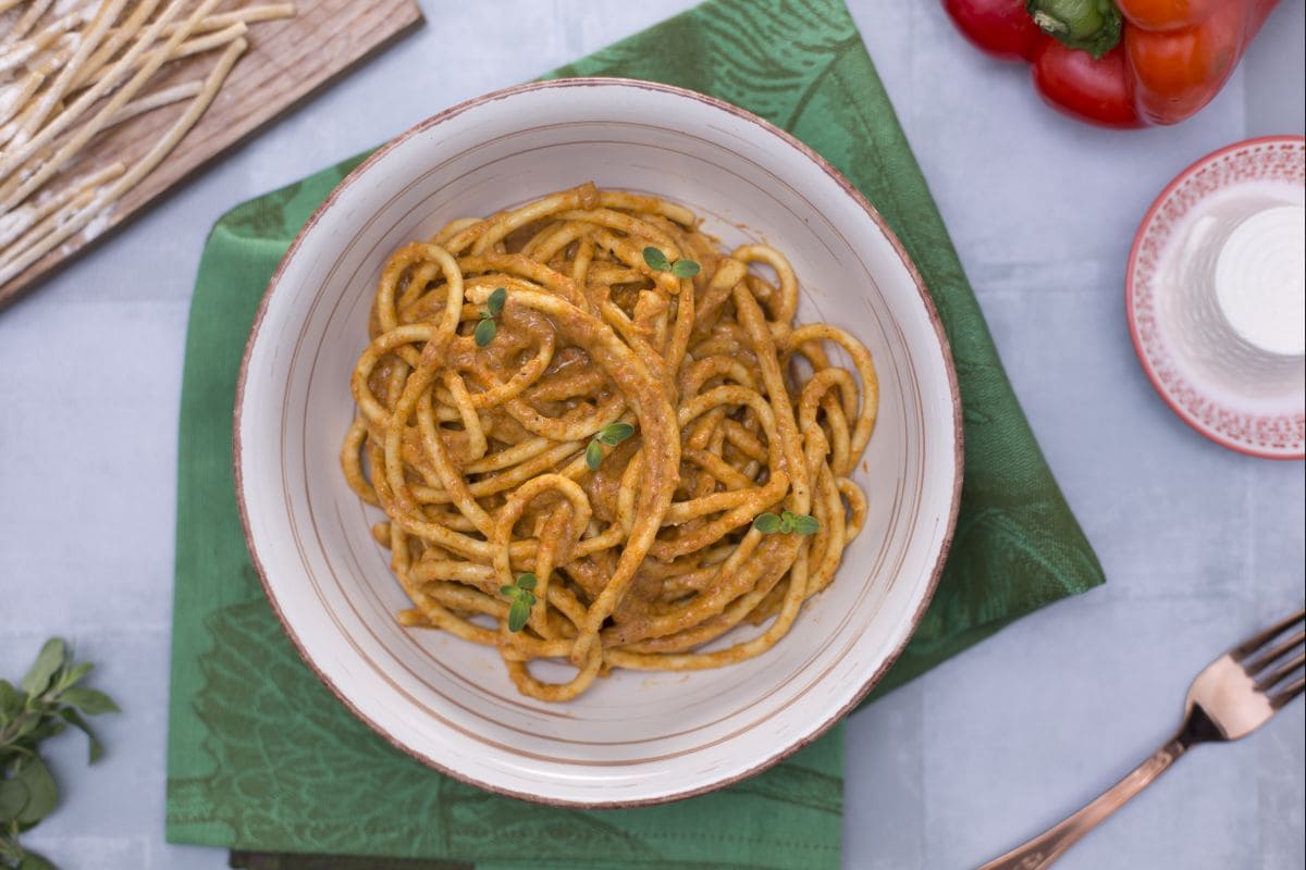 Bigoli em molho de pimentões vermelhos