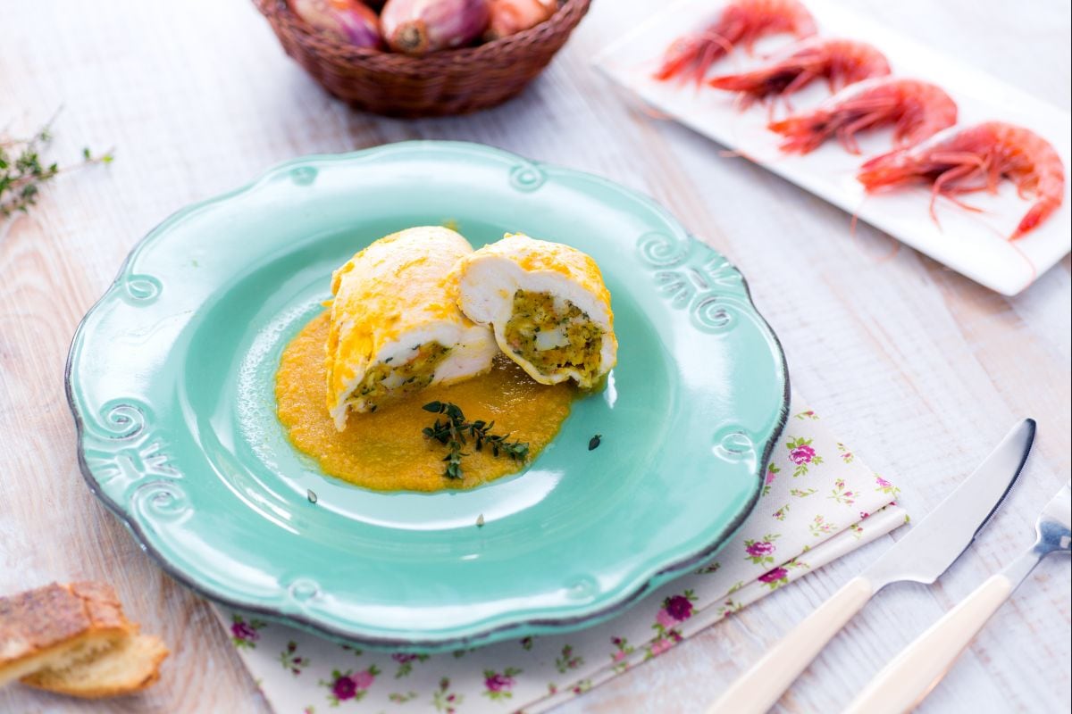 Bolsos de frango recheados com camarões fáceis