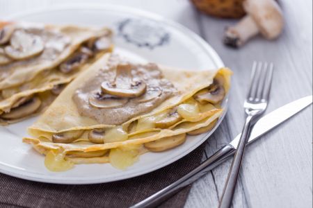 Crespelle com creme de cogumelos e fontina
