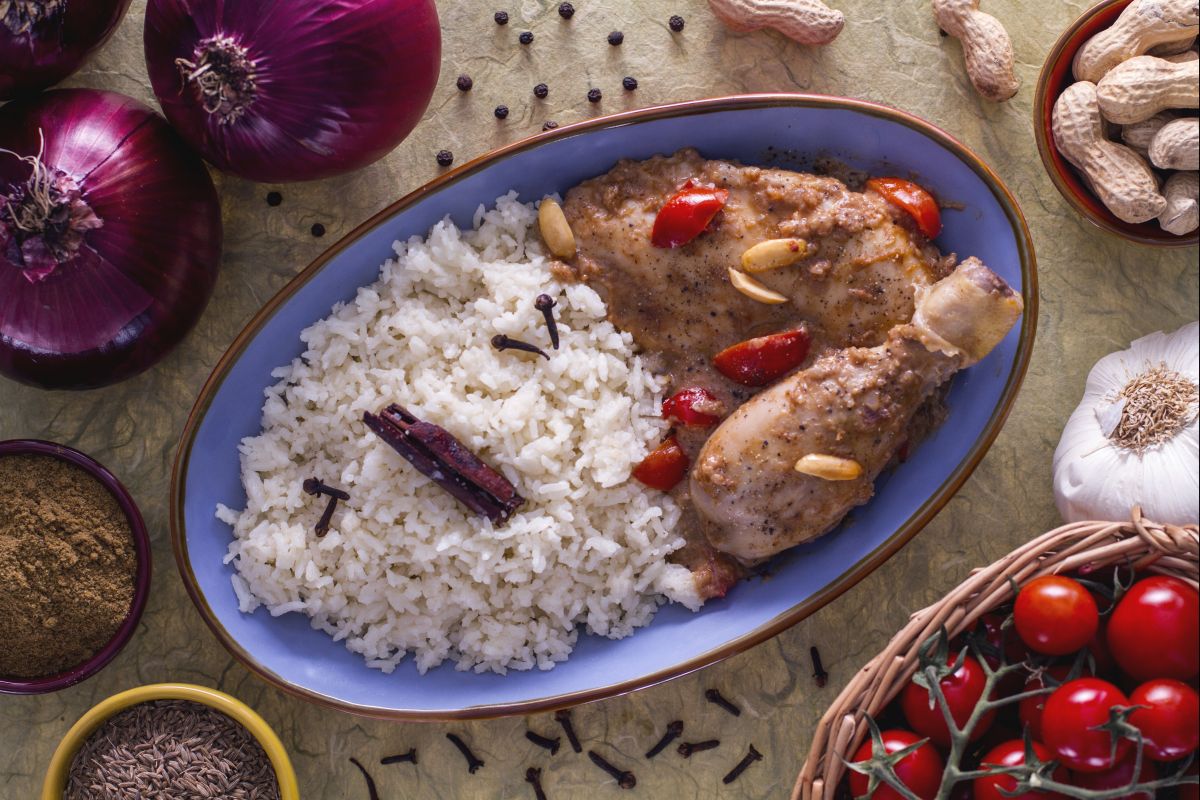 Ensopado apimentado de frango e amendoim