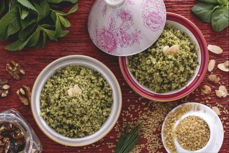 Bulgur com pesto de ervas frescas e nozes