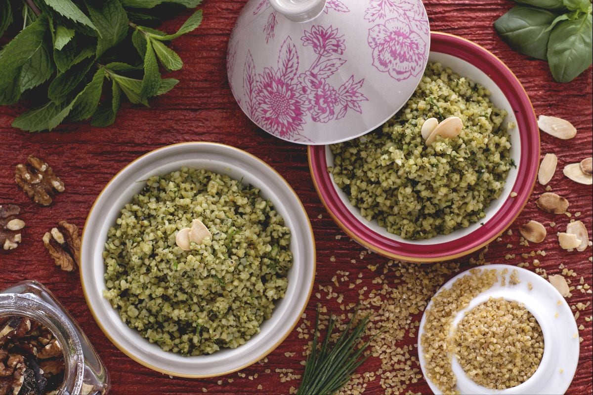 Bulgur com pesto de ervas frescas e nozes