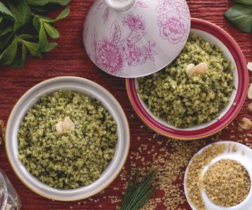 Bulgur com pesto de ervas frescas e nozes