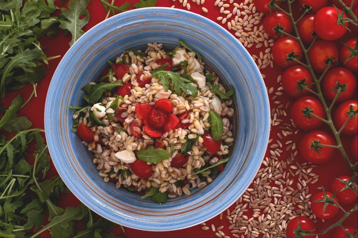 Salada de farro e cevada de verão