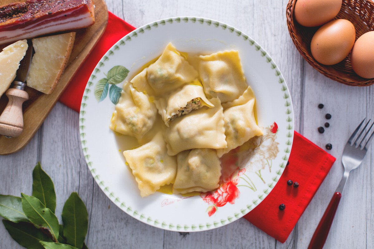 Ravioli com caldo de capão
