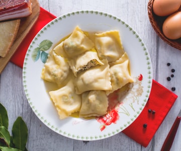 Ravioli com caldo de capão
