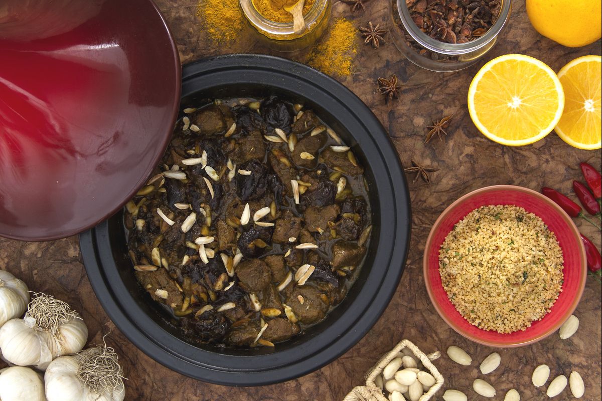 Tagine de cordeiro com ameixas e amêndoas