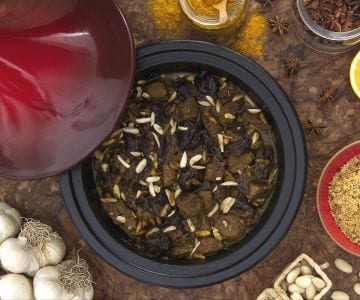 Tagine de cordeiro com ameixas e amêndoas