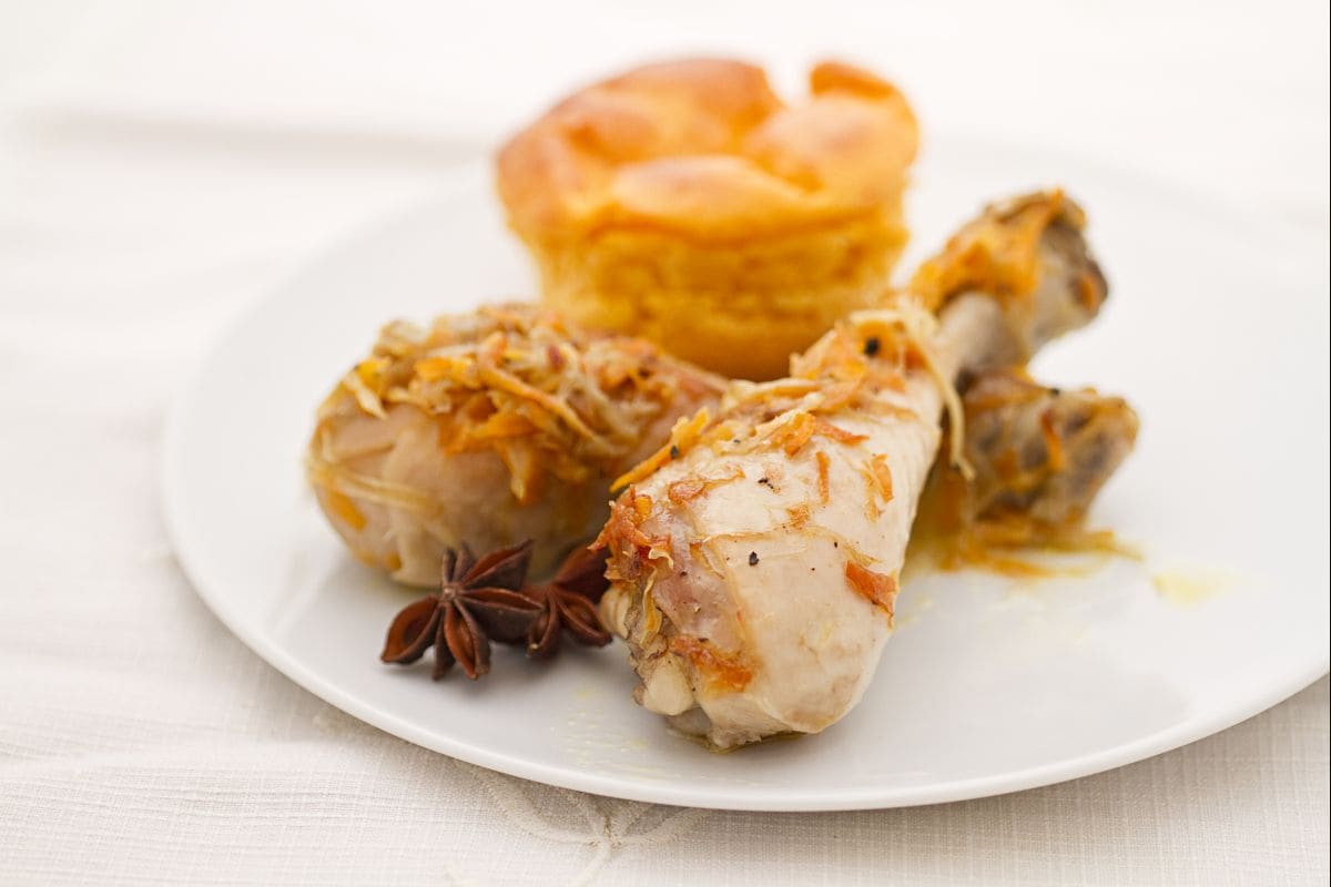 Frango aos 4 sabores com torta de cenoura