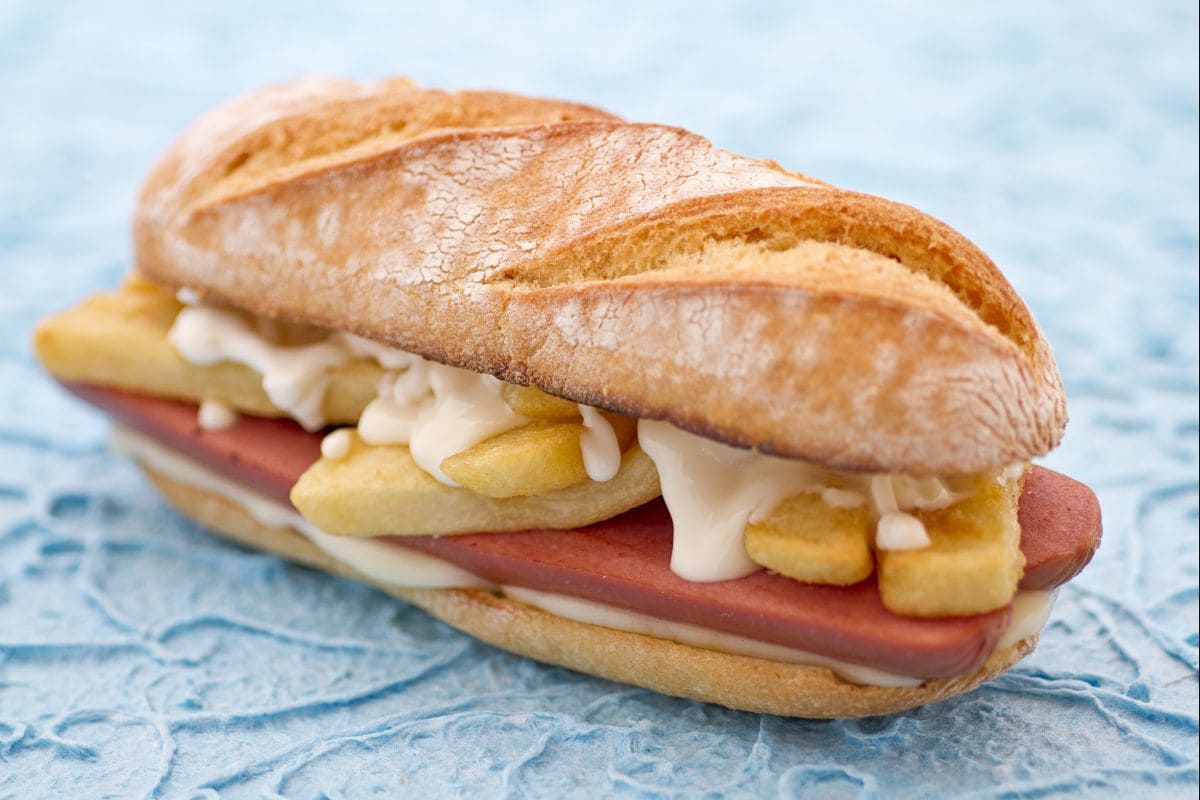 Sanduíche de salsicha e batatas fritas