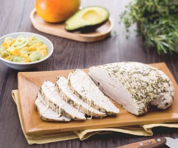 Peru às ervas e salada exótica