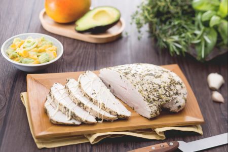 Peru às ervas e salada exótica