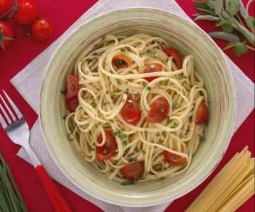 Linguine com ervas mistas, tomatinhos e azeite picante