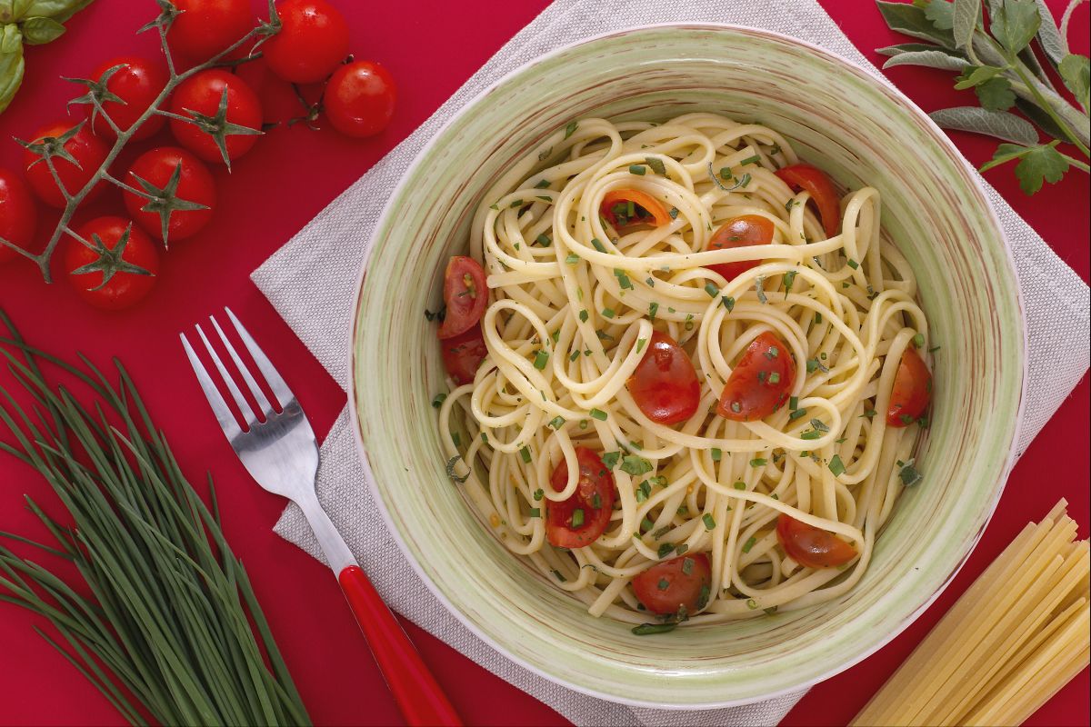 Linguine com ervas mistas, tomatinhos e azeite picante