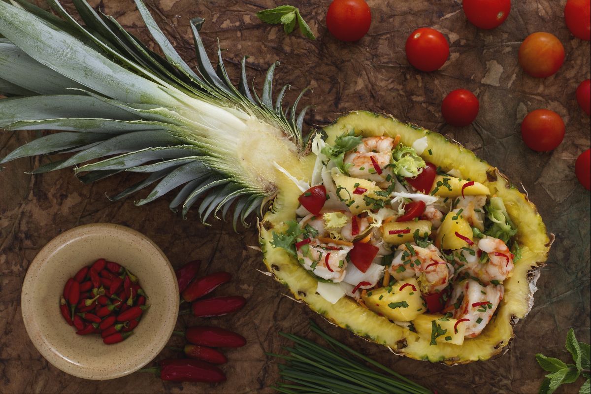 Salada com camarões no abacaxi