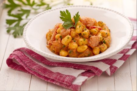 Gnocchetti com carne de caranguejo e camarões