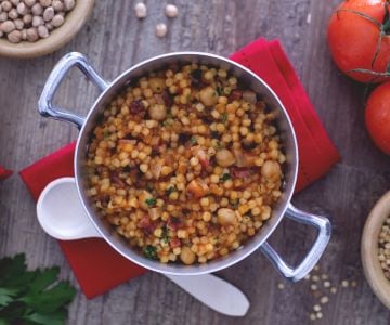 Fregola com grão-de-bico e bacon