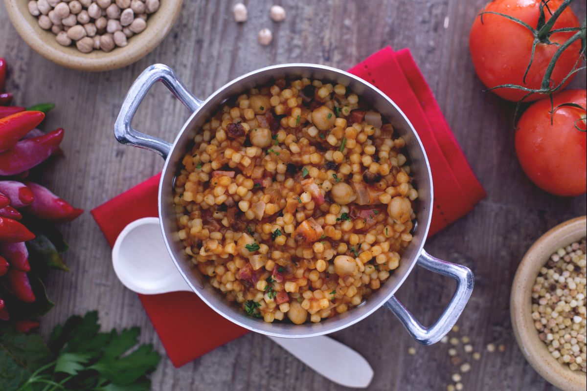 Fregola com grão-de-bico e bacon