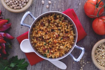 Fregola com grão-de-bico e bacon