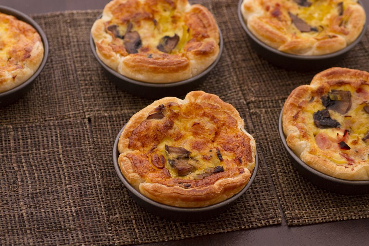 Mini quiche de cogumelos, alho-poró e presunto