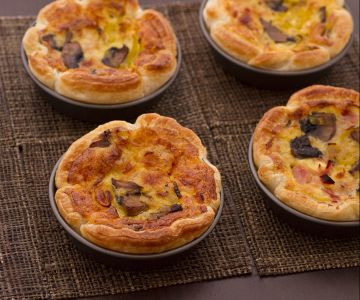 Mini quiche de cogumelos, alho-poró e presunto