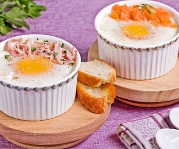 Ovos em cocotte com salmão