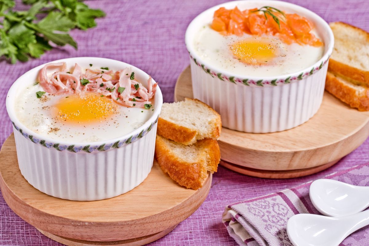 Ovos em cocotte com salmão