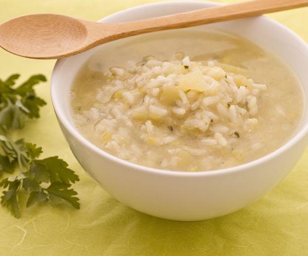 Sopa de arroz com alho-poró e batatas