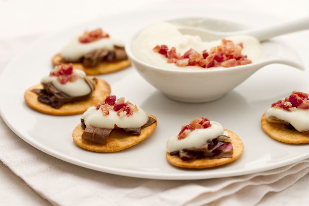 Spianatine com creme de asiago, radicchio e pancetta