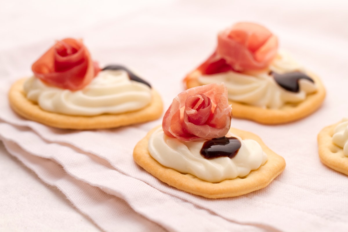 Schiacciate com creme de squacquerone e culatello