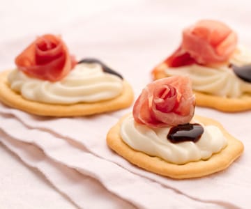 Schiacciate com creme de squacquerone e culatello