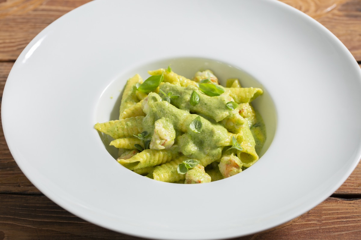 Garganelli com pesto de abobrinha e camarões