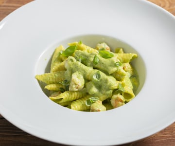 Garganelli com pesto de abobrinha e camarões