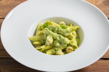 Garganelli com pesto de abobrinha e camarões