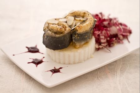 Enguia em crosta de amêndoas