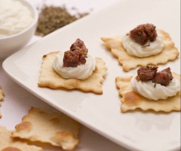 Folhados com salsicha crocante e stracchino