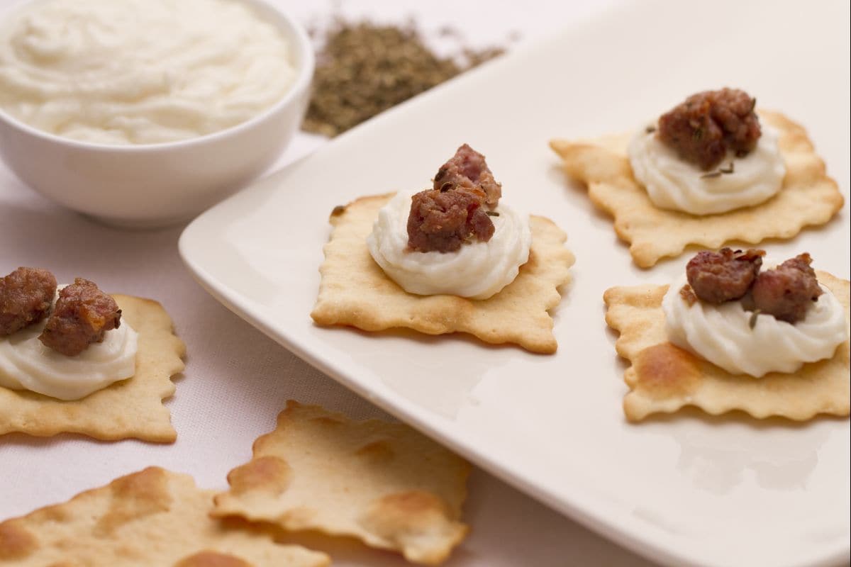 Folhados com salsicha crocante e stracchino