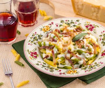 Maccheroncini al pettine con culatello e crema al parmigiano