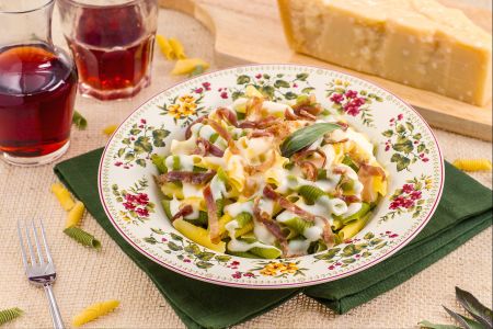 Maccheroncini al pettine con culatello e crema al parmigiano