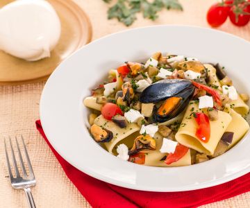 Paccheri com berinjelas, mexilhões e mussarela de búfala