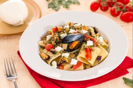 Paccheri com berinjelas, mexilhões e mussarela de búfala