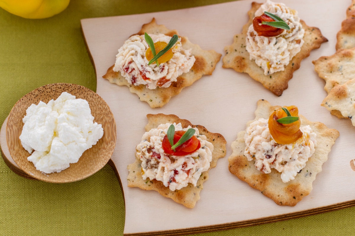 Folhados com azeitonas, ricota e pimentões grelhados