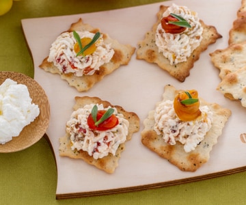 Folhados com azeitonas, ricota e pimentões grelhados