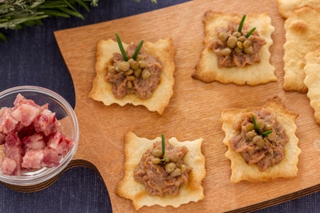 Folhados com creme de lentilhas e cotechino